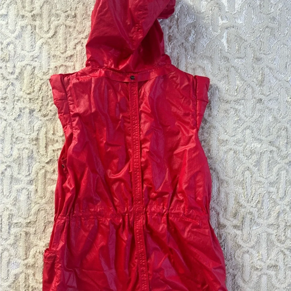 Simon Chang Red Hooded Vest with Ruffle Detail size 6 - Picture 2 of 7